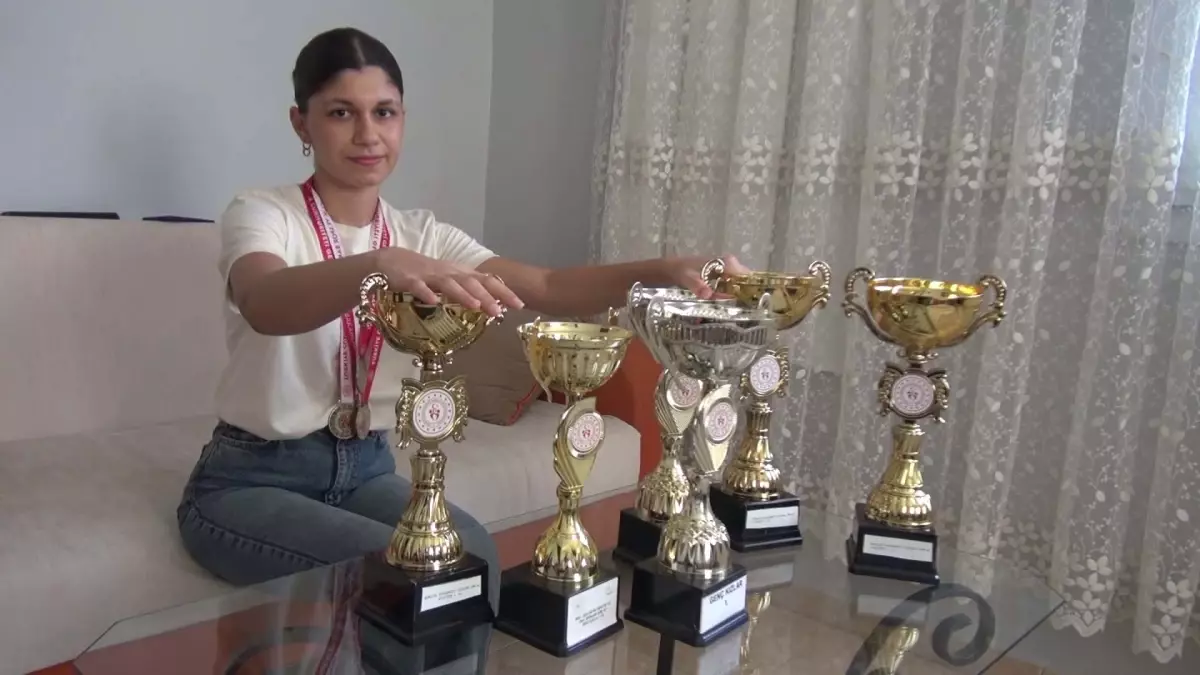 Hayallerinin Peşinden Koşan Ayşe Seçmen: Sokaklarda Antrenman Yapıyor