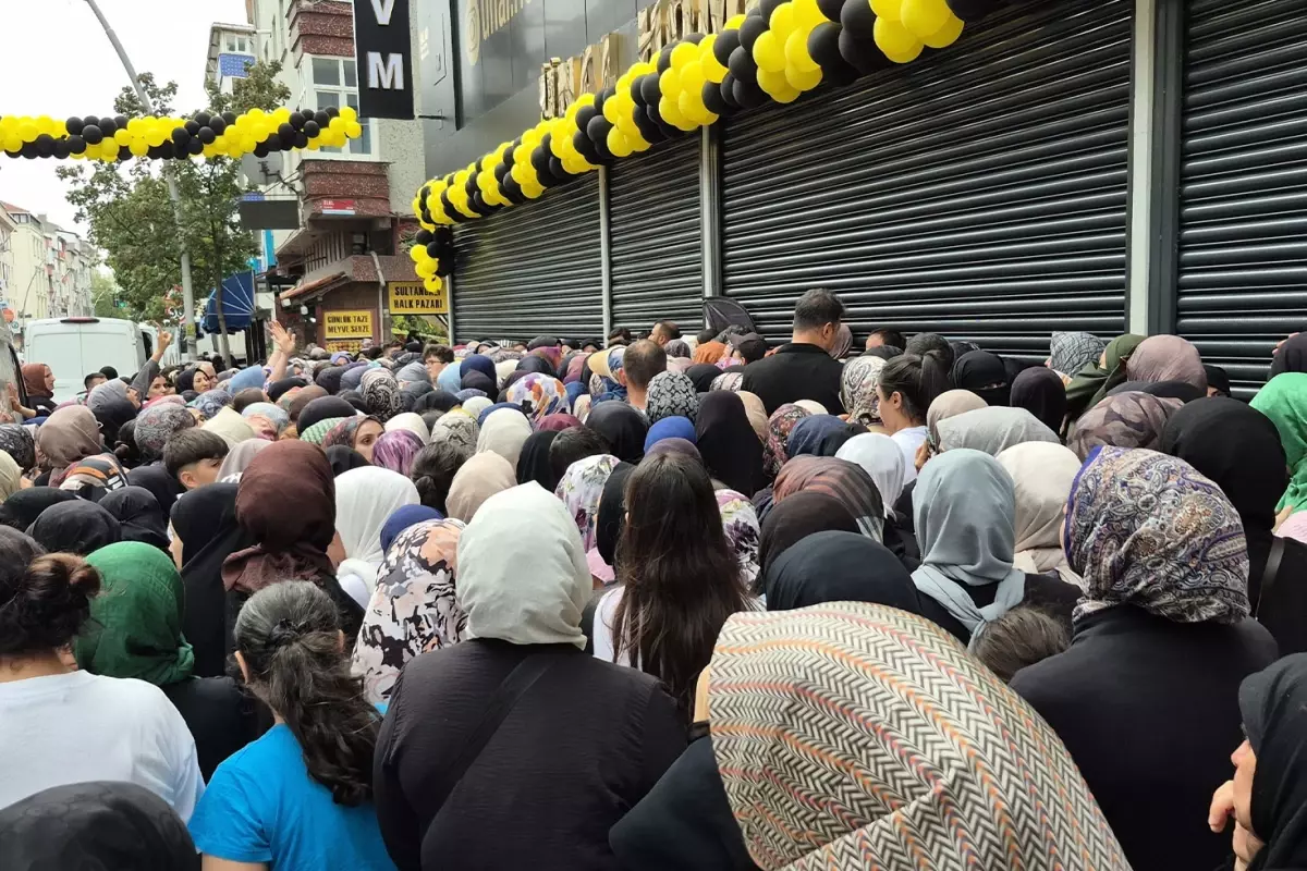 Mağaza açılışında 'indirim' izdihamı: Kepenkler yumruklandı, vatandaşlar ezilme tehlikesi geçirdi