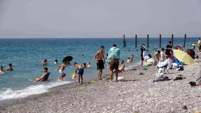 van golu mavi bayrakli plajiyla tatilcilerin 7 18929747 o