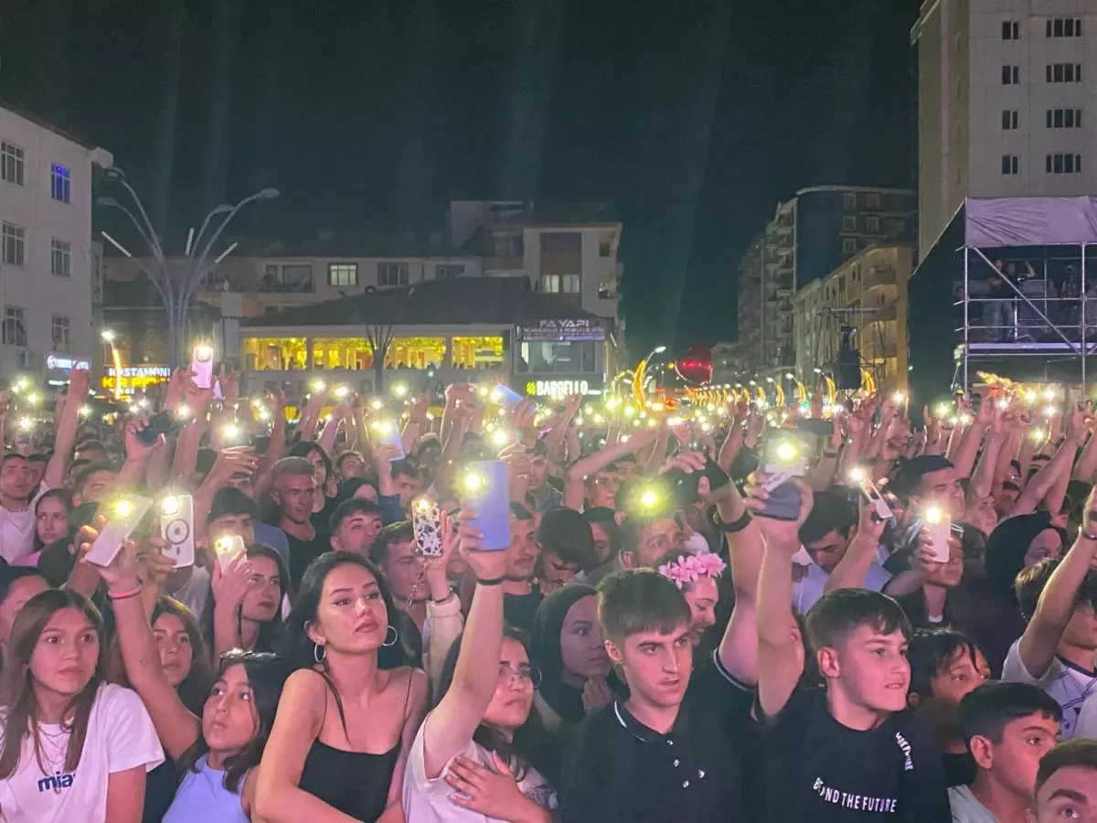 Sorgun'da 4. SORFEST Rüzgarı: Eypio ve Gülden İle Başladı
