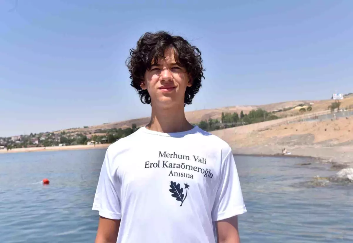 Ahlat'ta Erol Karaömeroğlu Anısına Yüzme Maratonu Düzenlendi