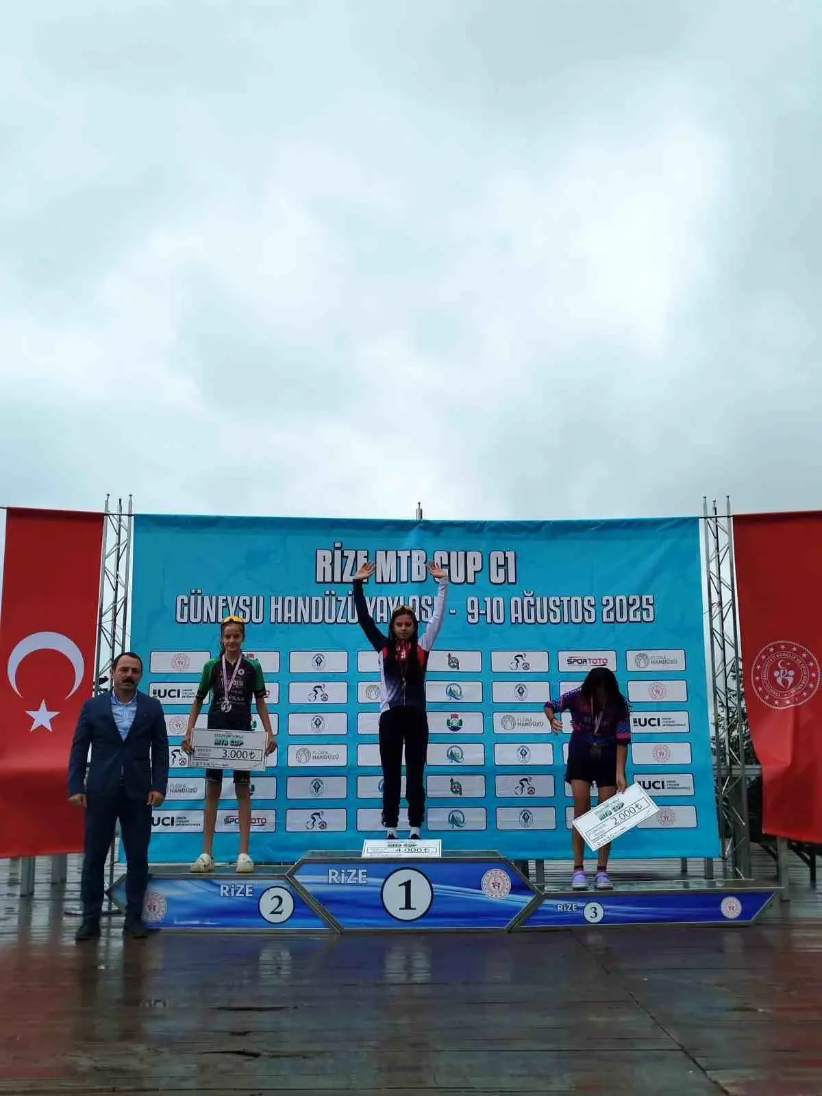 Akhisar Bisikletçileri Rize'de Madalya Kazandı