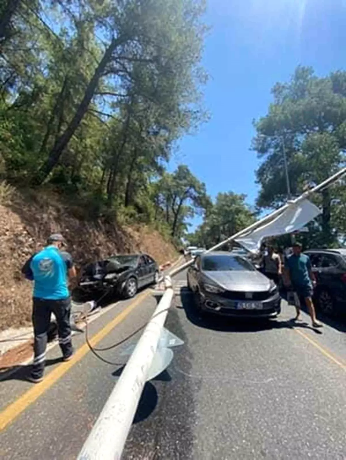 Muğla'da Freni Patlayan Araç Bir Direğe Çarparak Başka Bir Araç Üzerine Devrildi