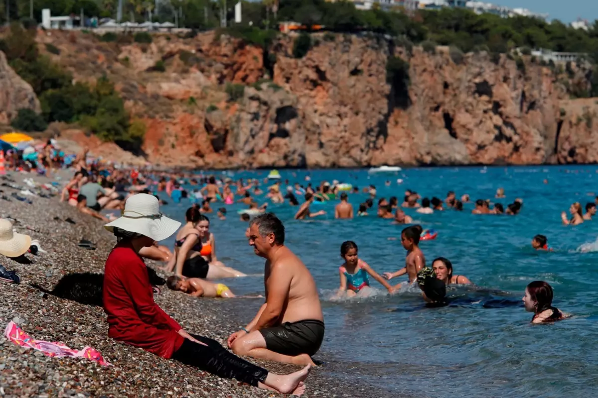 Antalya'da 33 dereceyi bulan deniz suyu sıcaklığı birçok kenti geride bıraktı