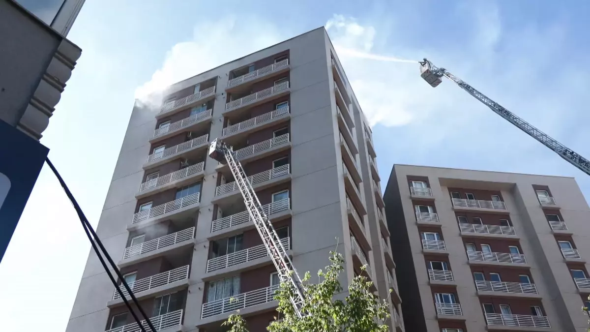 Bağcılar'da 13 Katlı Binada Yangın
