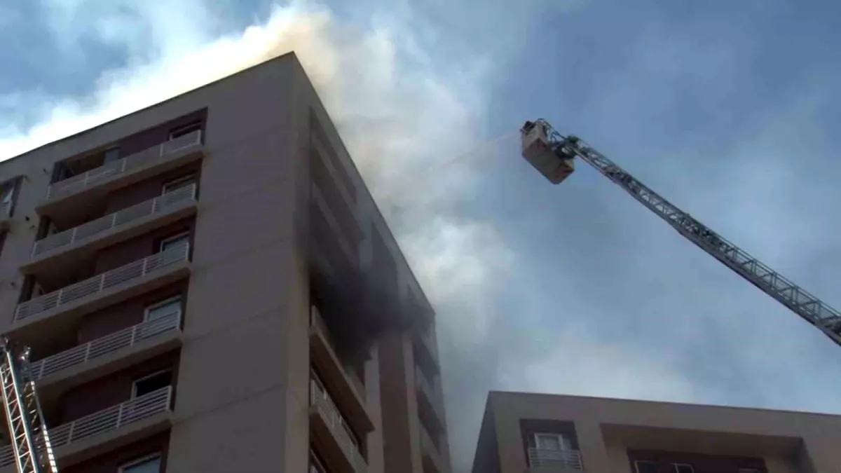 İstanbul Bağcılar'da 15 Katlı Apartmanda Yangın Paniği