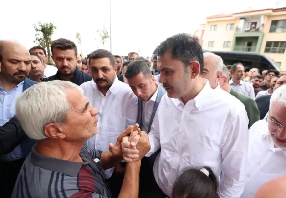 Bakan Kurum, Depremzedeleri Ziyaret Etti ve Düğün Eğlencesine Katıldı