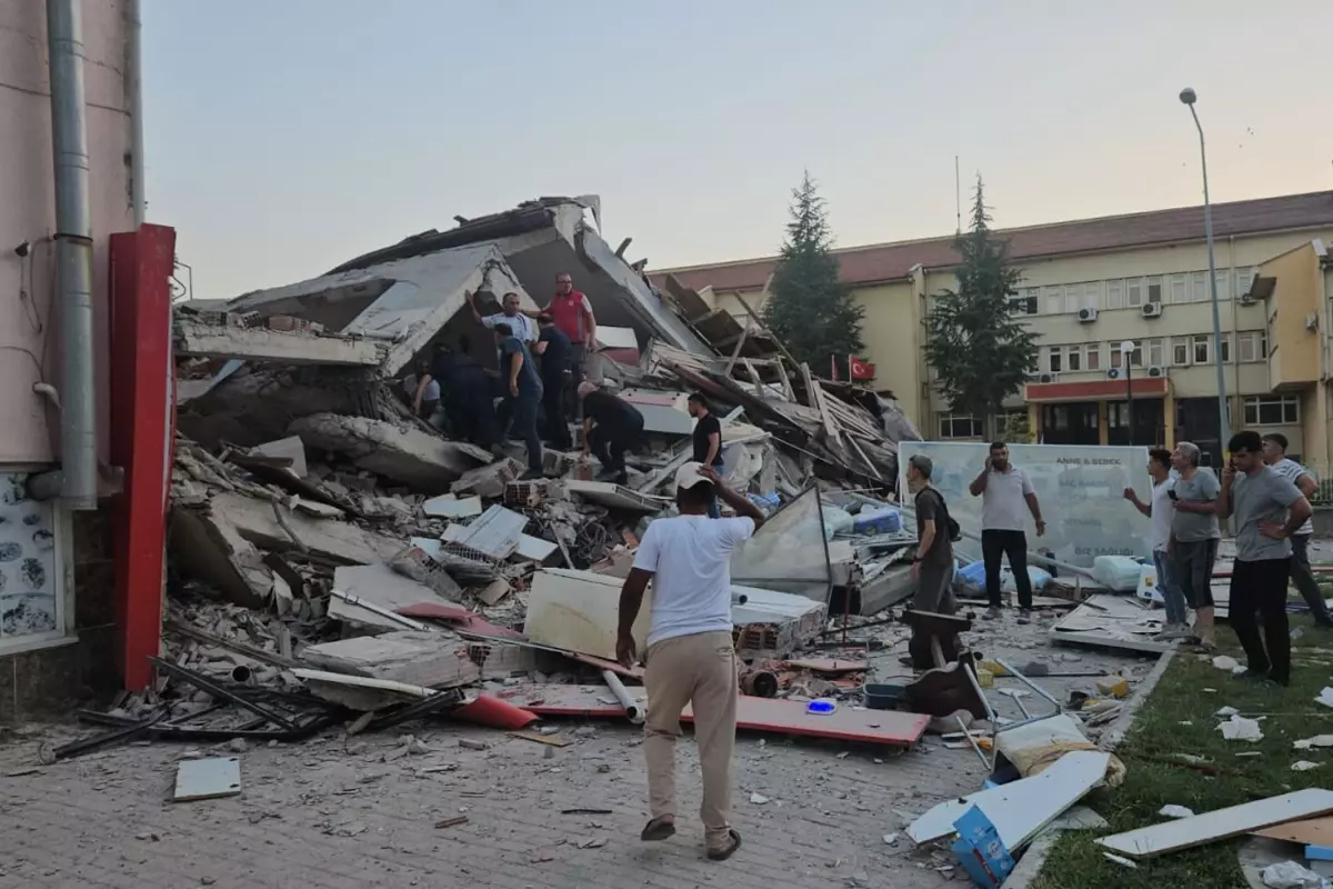Balıkesir'de korkutan deprem! Açıklamalar peş peşe geldi