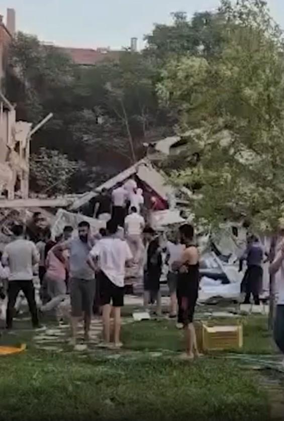 balikesir deki deprem nedeniyle bazi binalar 18933828 1892 m