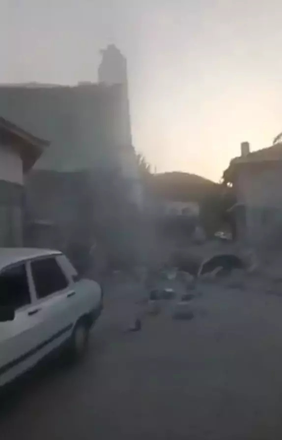 balikesir deki deprem nedeniyle bazi binalar 18933828 3243 m