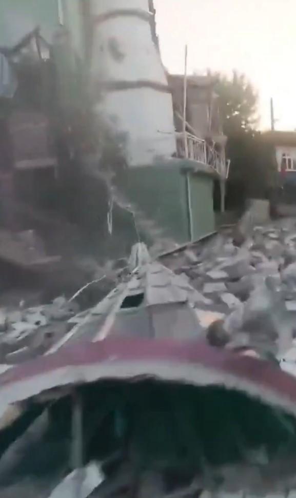 balikesir deki deprem nedeniyle bazi binalar 18933828 6610 m