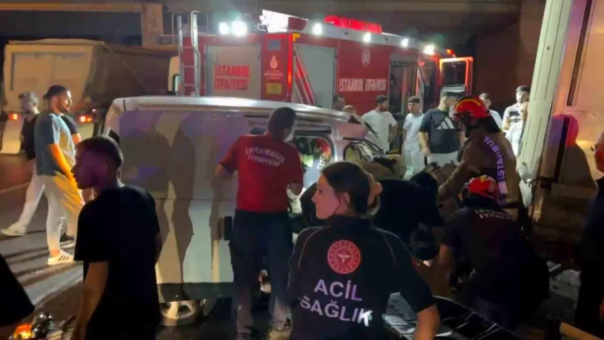 Alkollü Sürücü Park Halindeki Kamyonete Çarptı: 3 Yaralı