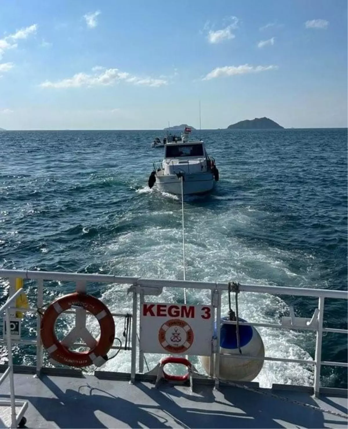 İstanbul Boğazı'nda Sürüklenen Tekne Kurtarıldı