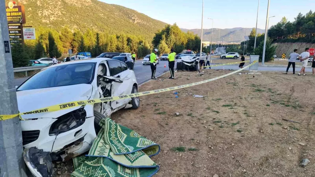 Burdur'da Kavşakta Otomobil Kazası: 1'i Ağır 2 Yaralı