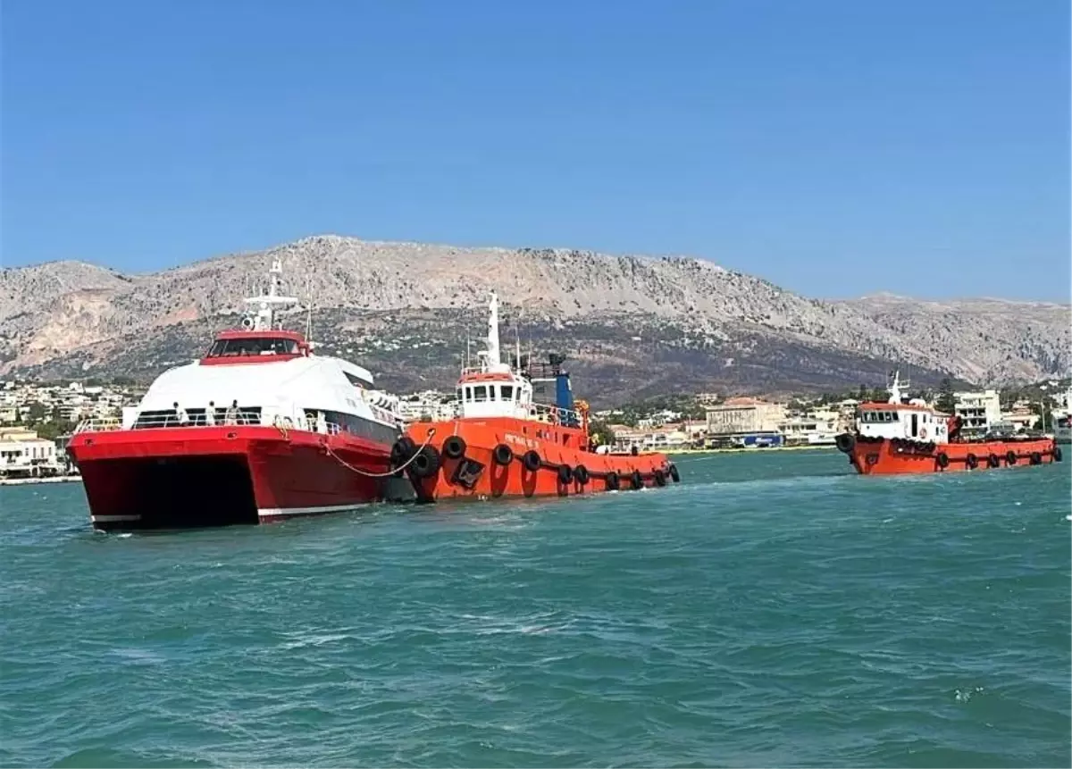 Çeşme'den Sakız Adası'na Giden Gemide Arıza, Yunan Gemilerine Çarptı