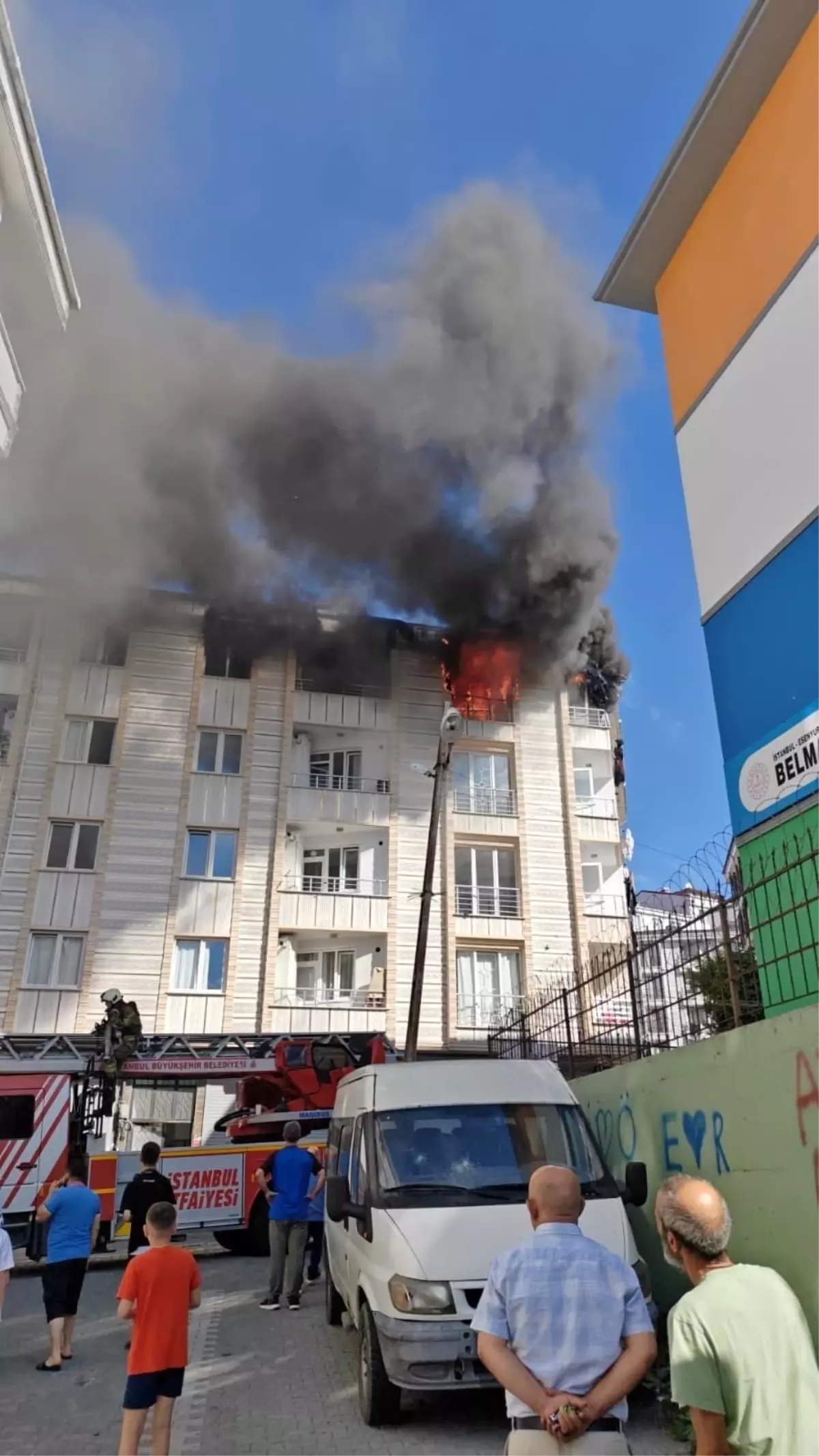 Esenyurt'ta Daireyi Saran Yangın Paniğe Neden Oldu