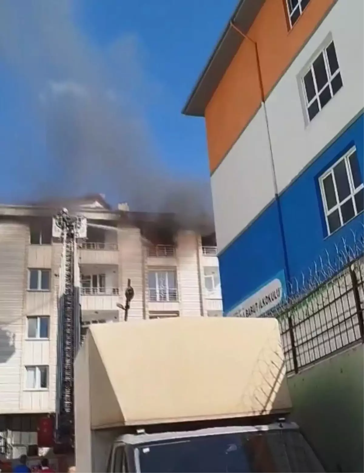 Esenyurt'ta 4 Katlı Binada Yangın Çıktı
