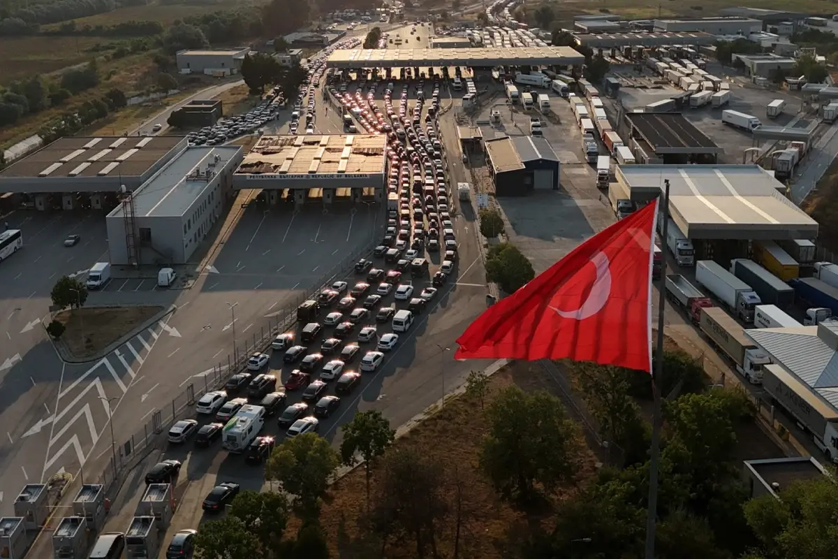 Gurbetçiler dönüş yoluna geçti, araç kuyruğunun sonu görünmedi