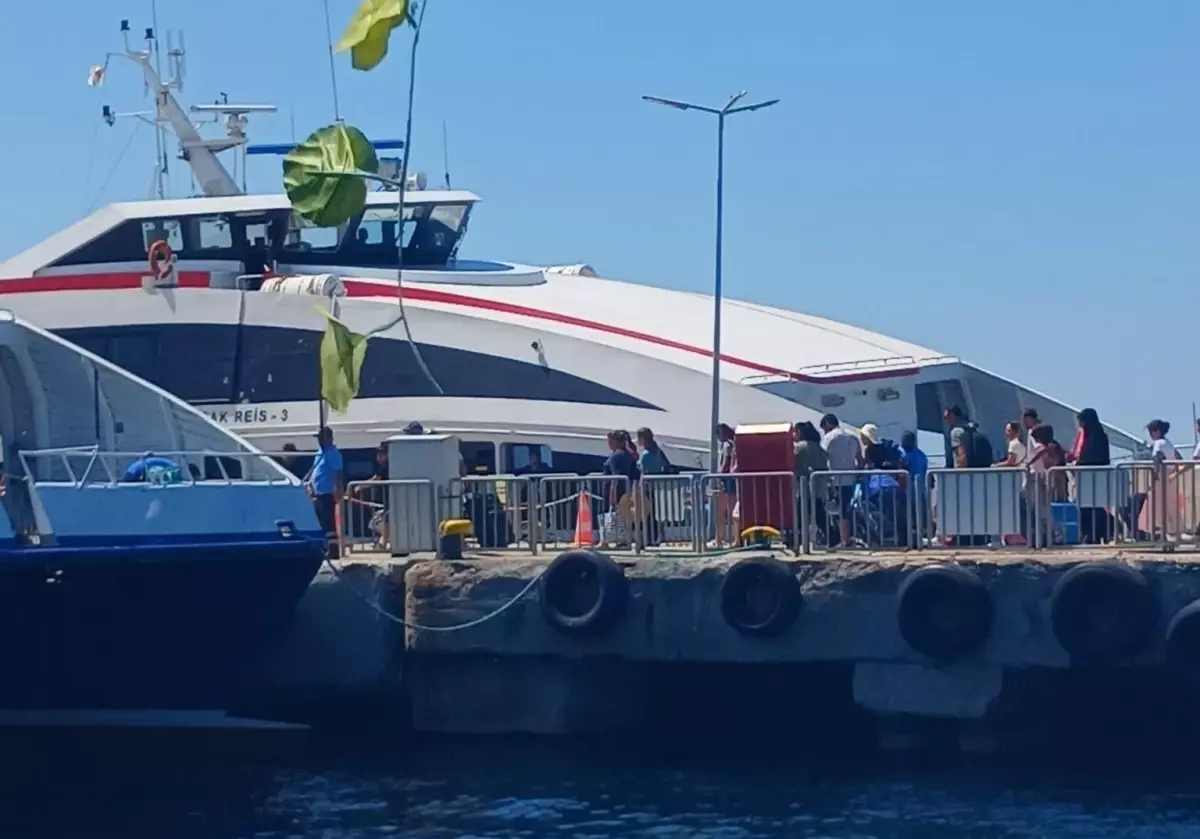 İDO Feribotu Avşa Adası'na Giderken Kaya ile Çarpıştı