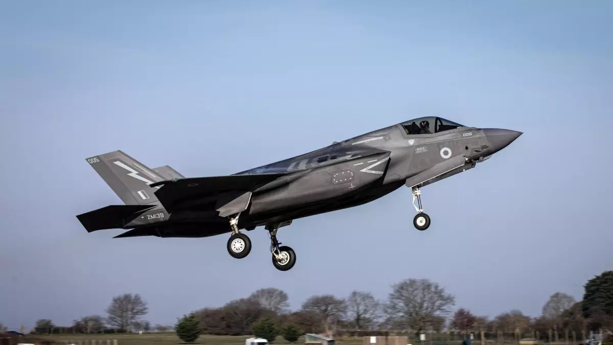 İngiltere'ye Ait F-35 Savaş Uçağı Japonya'da Acil İniş Yaptı