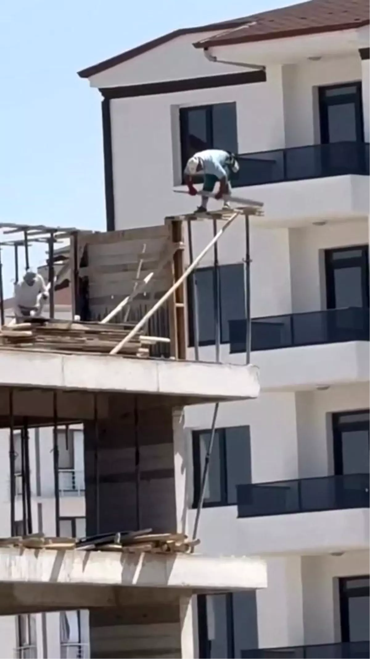 Elazığ’da İnşaatta Güvenlik Önlemi Almayan İşçiler Tehlike Yarattı