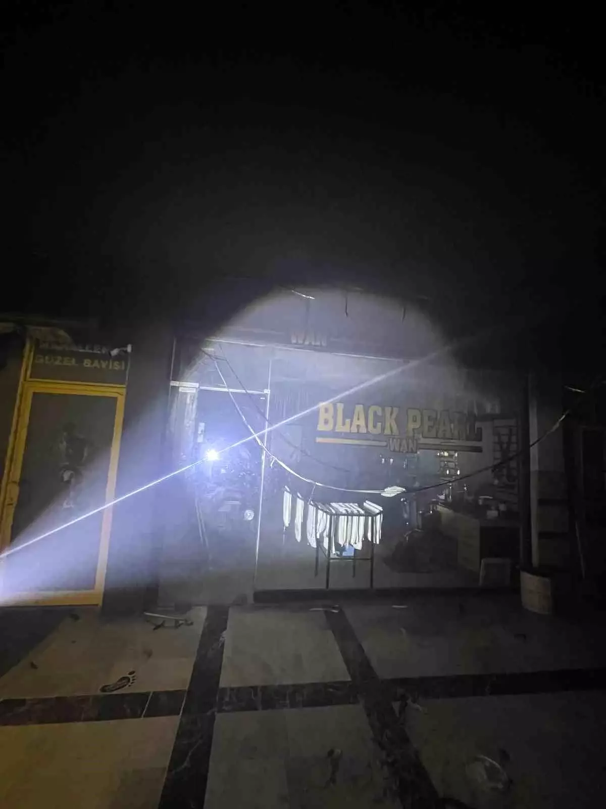 Van'da İş Merkezinde Yangın: 4 Dükkan Zarar Gördü