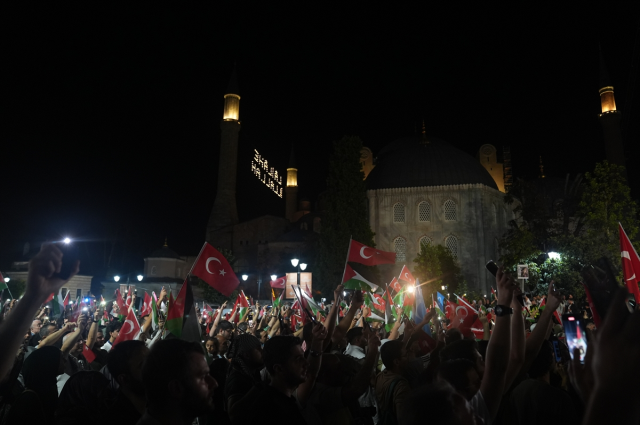 İstanbul'da binlerce kişi Gazze'ye umut ışığı olmak için yürüdü İstanbul'da binlerce kişi Gazze'ye umut ışığı olmak için yürüdü