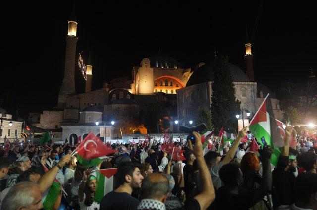 İstanbul'da binlerce kişi Gazze'ye umut ışığı olmak için yürüdü İstanbul'da binlerce kişi Gazze'ye umut ışığı olmak için yürüdü