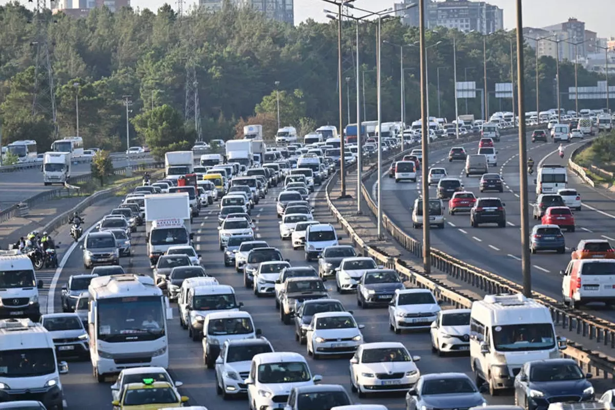 İstanbul'da pazar sabahı yoğun trafik! Birkaç dakikalık yol 40 dakikayı aştı