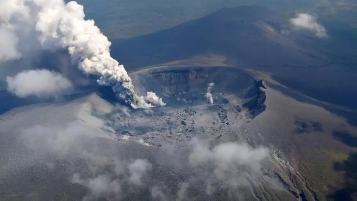 Japonya'da Shinmoedake Yanardağı Patladı