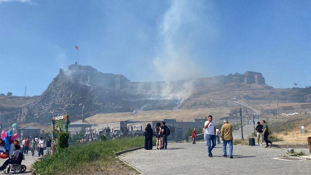 Kars Kalesi Eteklerinde Yangın Kontrol Altına Alındı