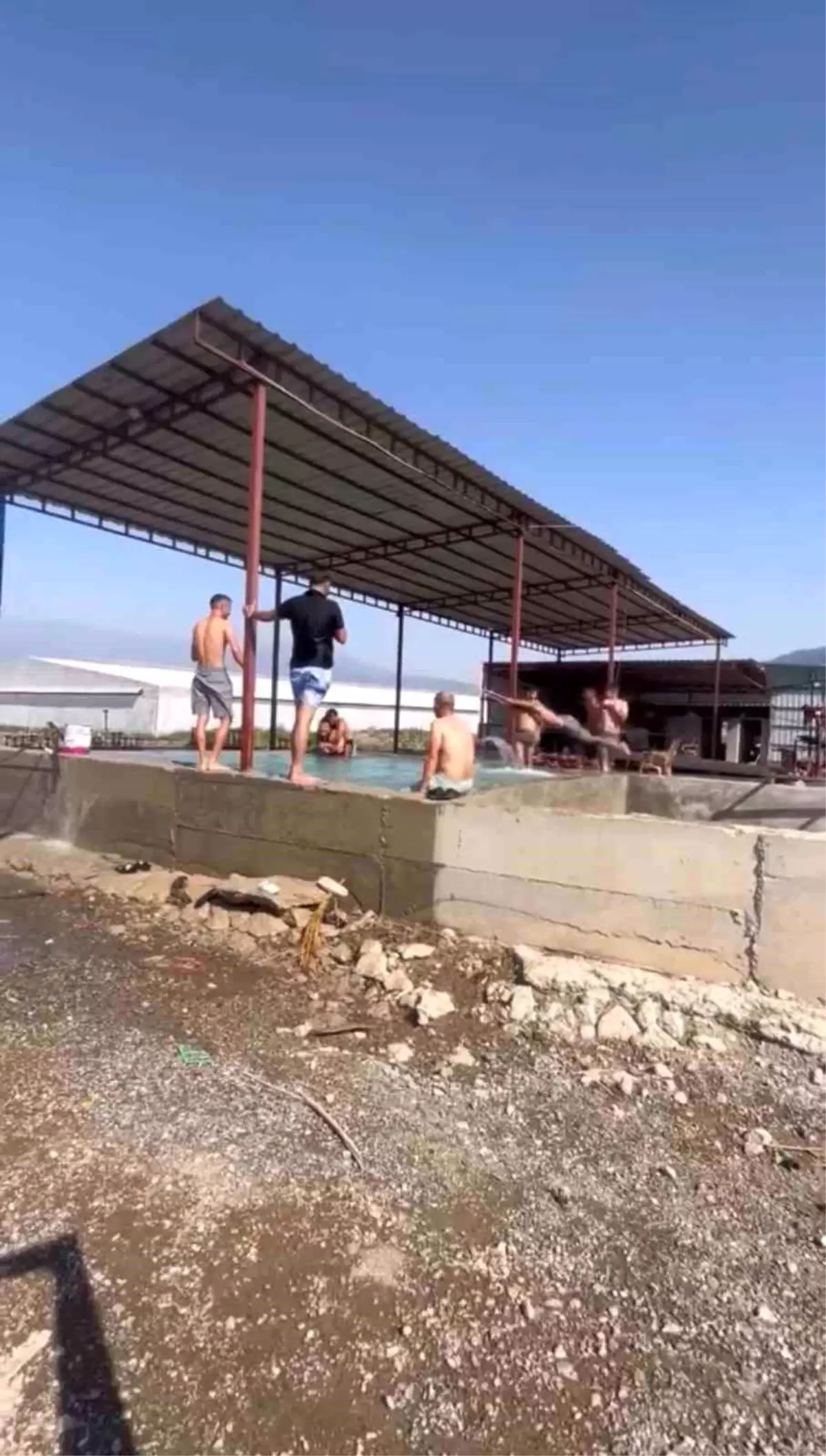 Sıcak Hava Tarım İşçilerini Zorluyor, Maydanoz Havuzunda Serinliyorlar