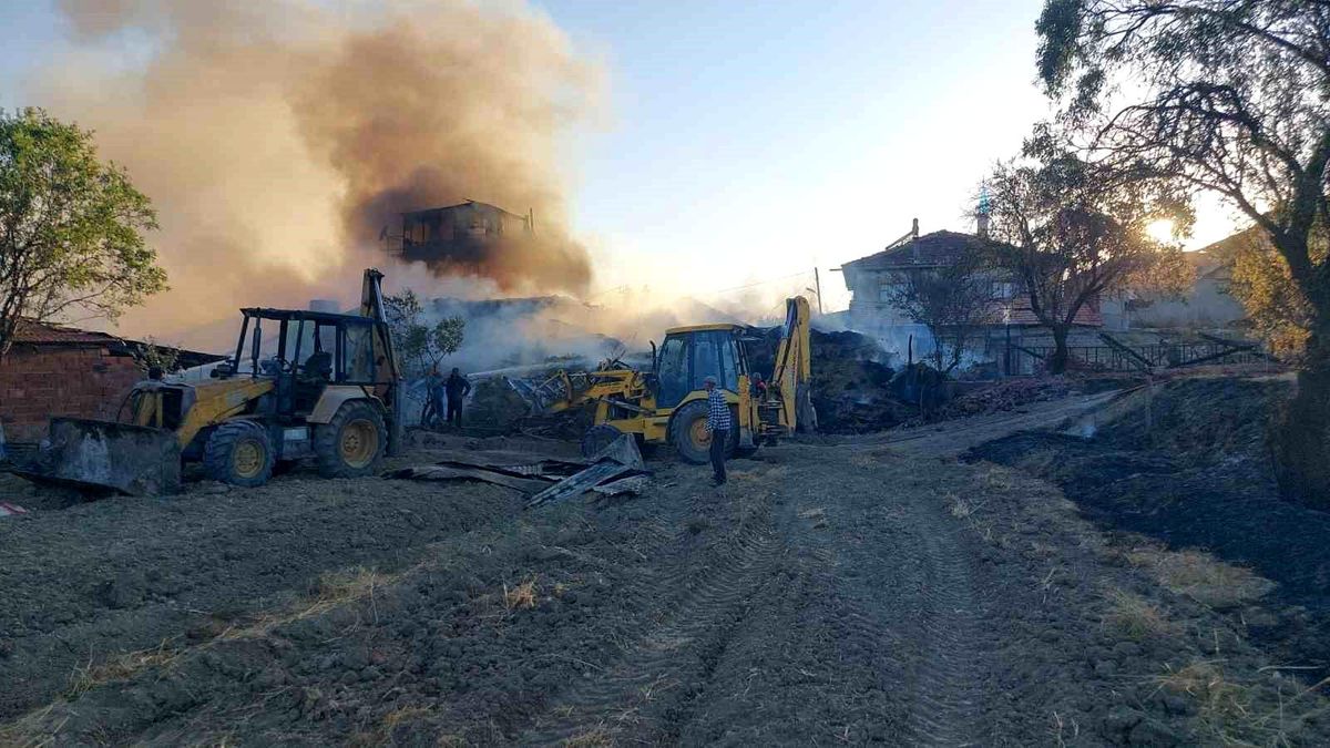 Burdur'da Kaynak Yangını: Ahşap Ev ve Ahır Yanarak Küle Döndü