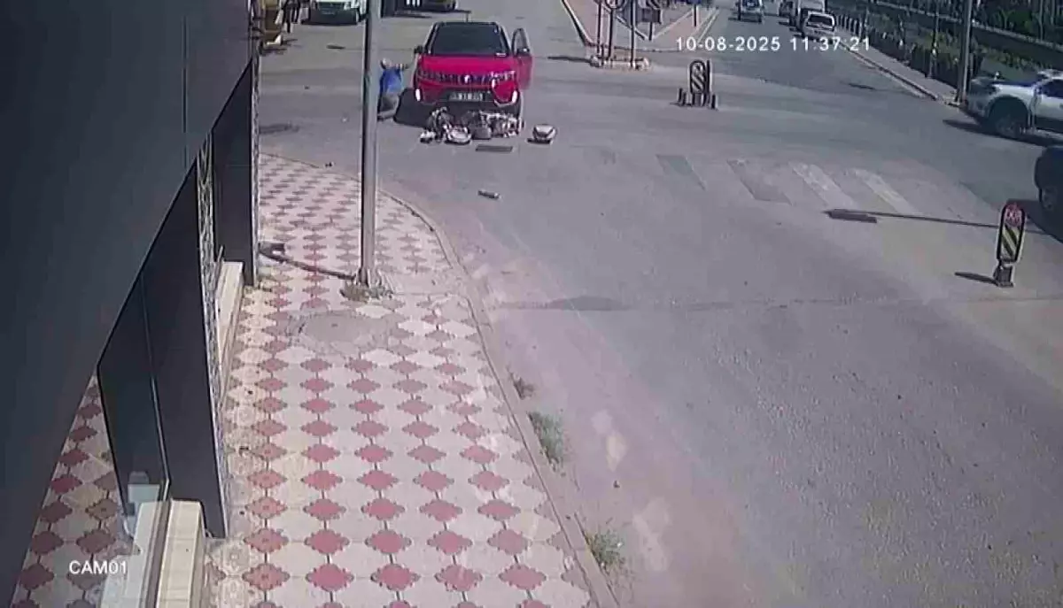 Amasya'da Elektrikli Bisiklet Sürücüsü Otomobile Yumruk Attı