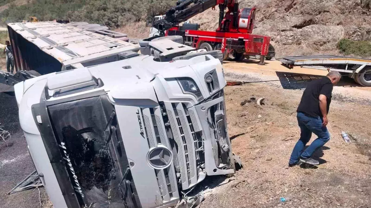 Mudurnu'da Tır Devrildi, Kömürler Yola Saçıldı
