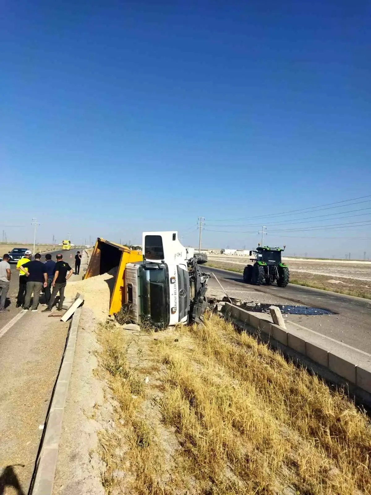Konya'da Kum Yüklü Kamyonun Devrilmesi Sonucu 1 Kişi Yaralandı