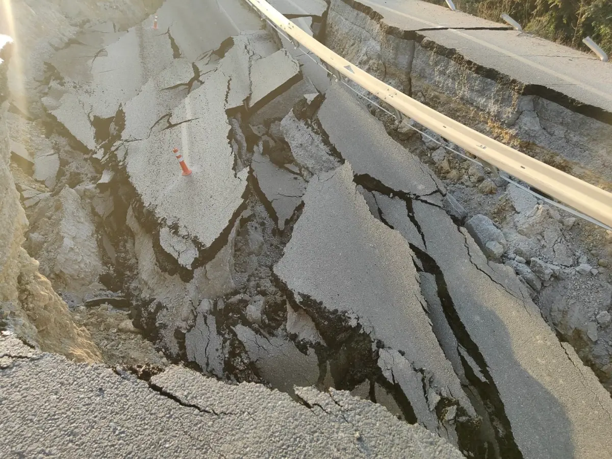 Kuşadası'nda Tarlada Kazı Yapılırken Yol Çöktü