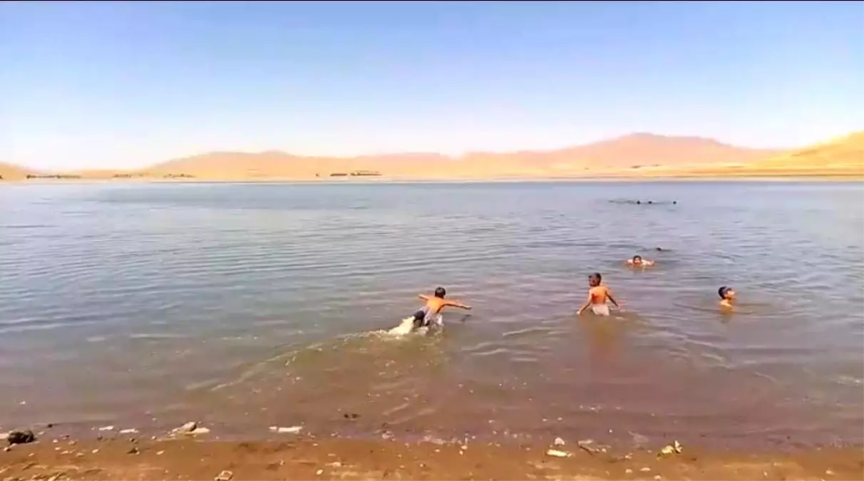 Patnos Barajı'nda Sıcak Havadan Kaçış: Çocuklar Serinlemek İçin Akın Ediyor