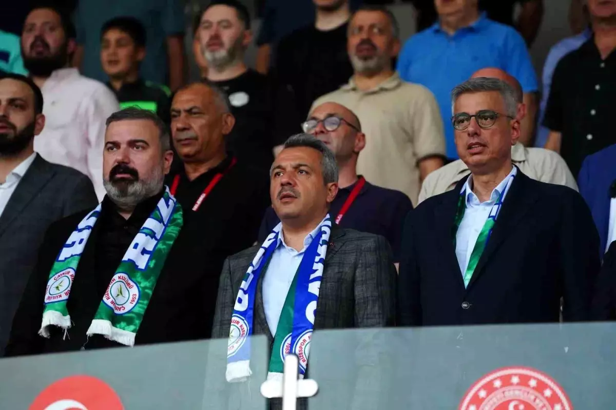 Sağlık Bakanı Memişoğlu Rize'de Çaykur Rizespor-Göztepe Maçını İzledi