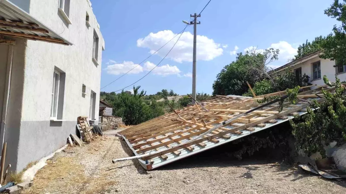 Manisa'nın Selendi ilçesinde şiddetli fırtına ve sağanak yağış hasara yol açtı