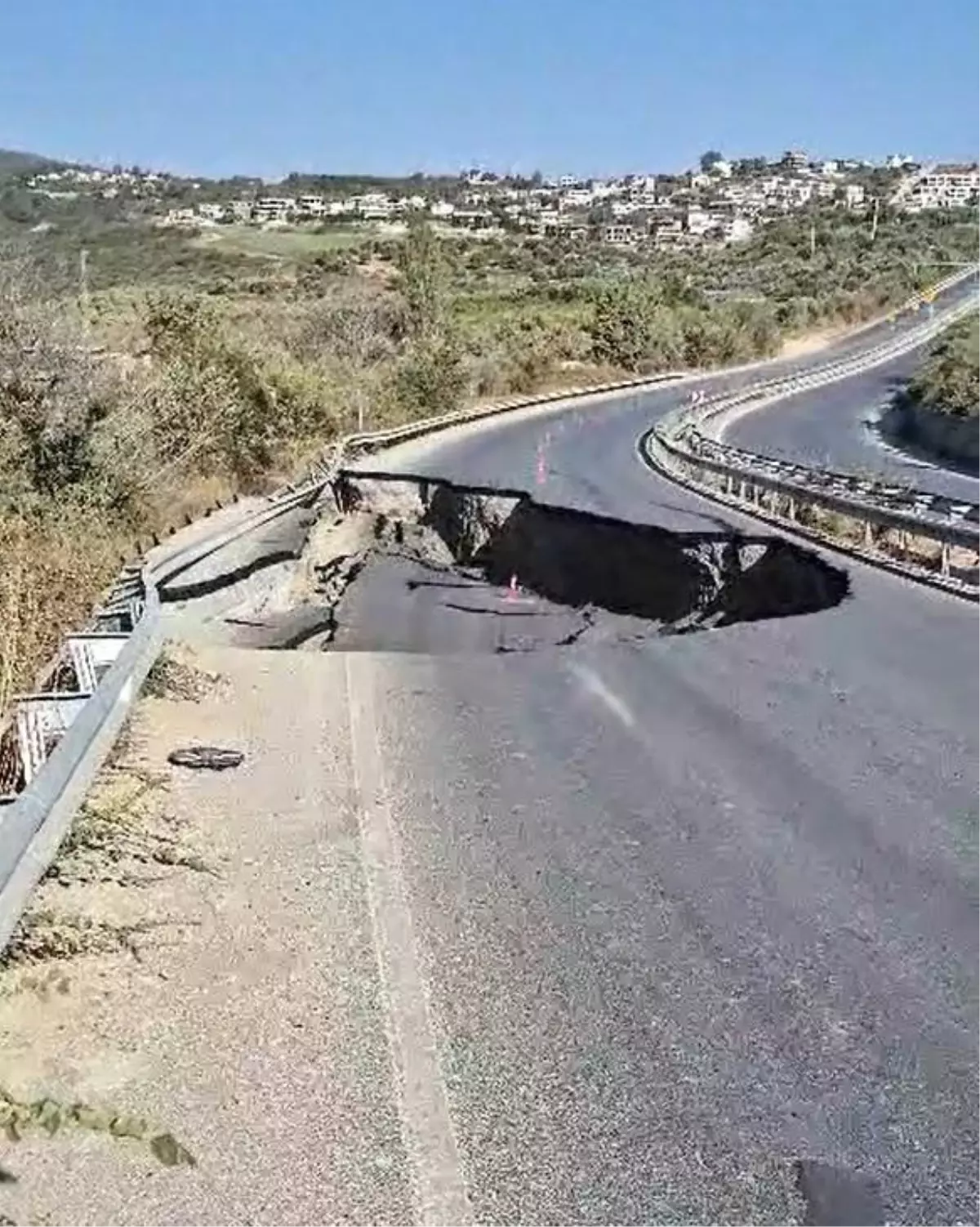 Söke-Kuşadası Yolunda Çökme: Trafik Kapandı