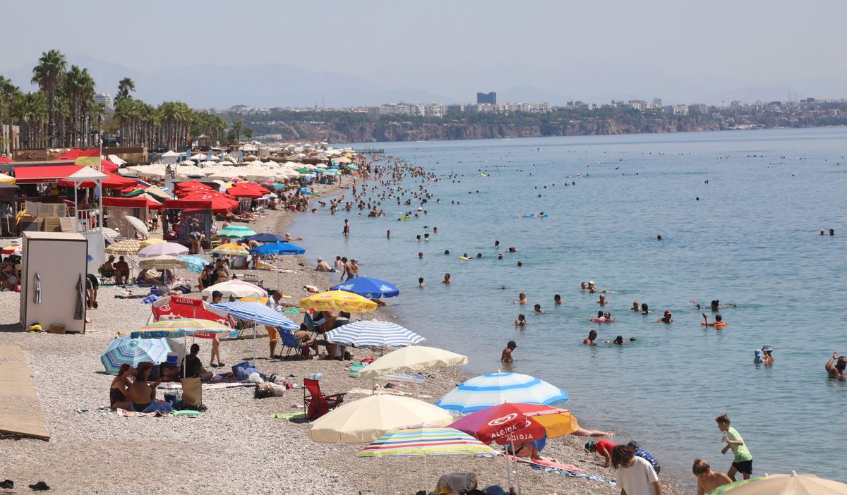 Antalya'da Hava Sıcaklığı 43 Dereceyi Aştı, Tatilciler Sahile Akın Etti