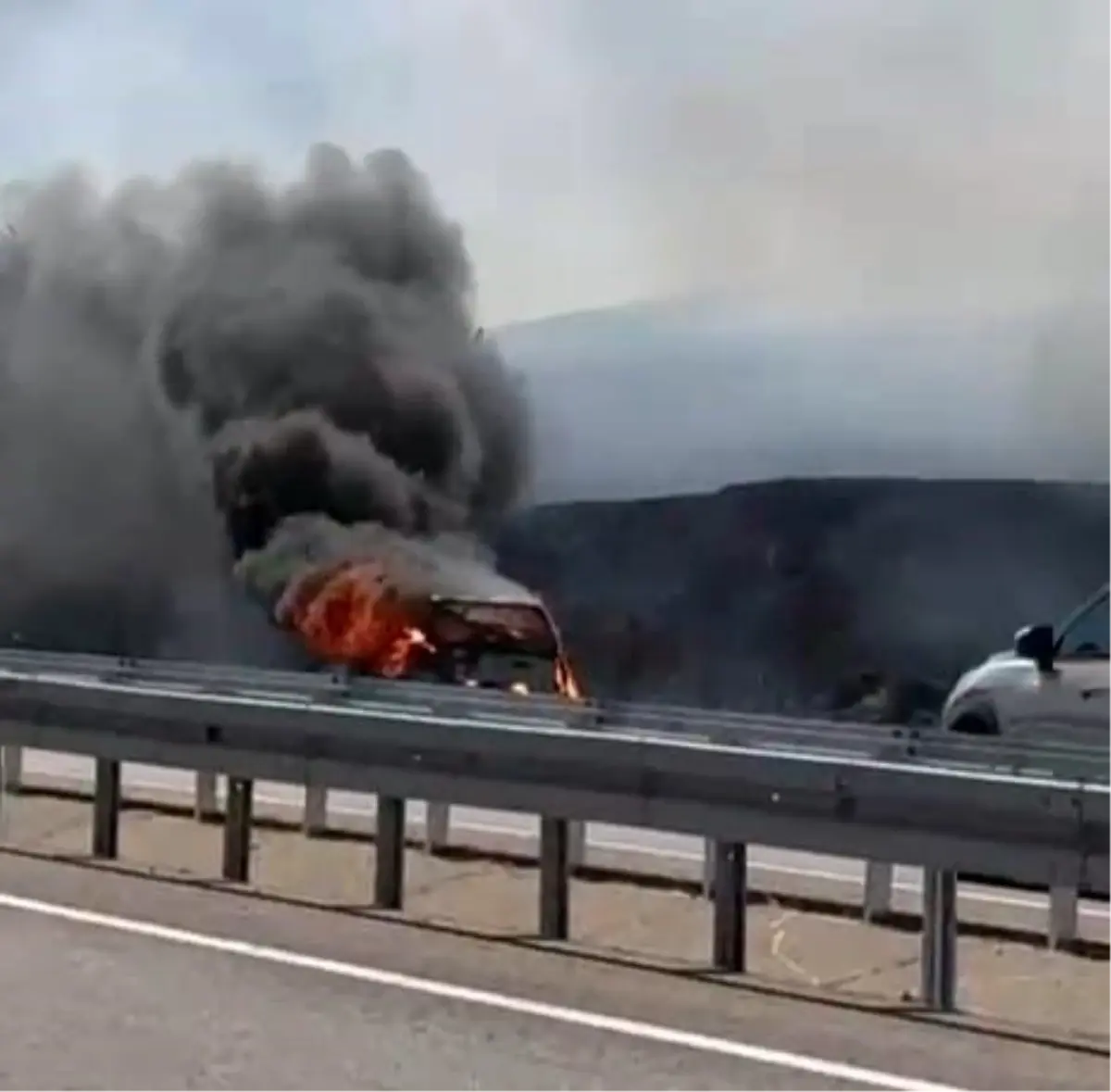 Tekirdağ'da LPG'li Araç Yangını Tarla Yangınına Neden Oldu