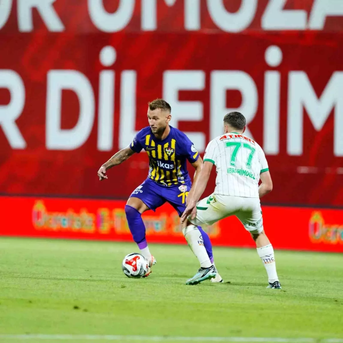 Konyaspor, Eyüpspor'u İlk Yarıda 3-0 Geçti