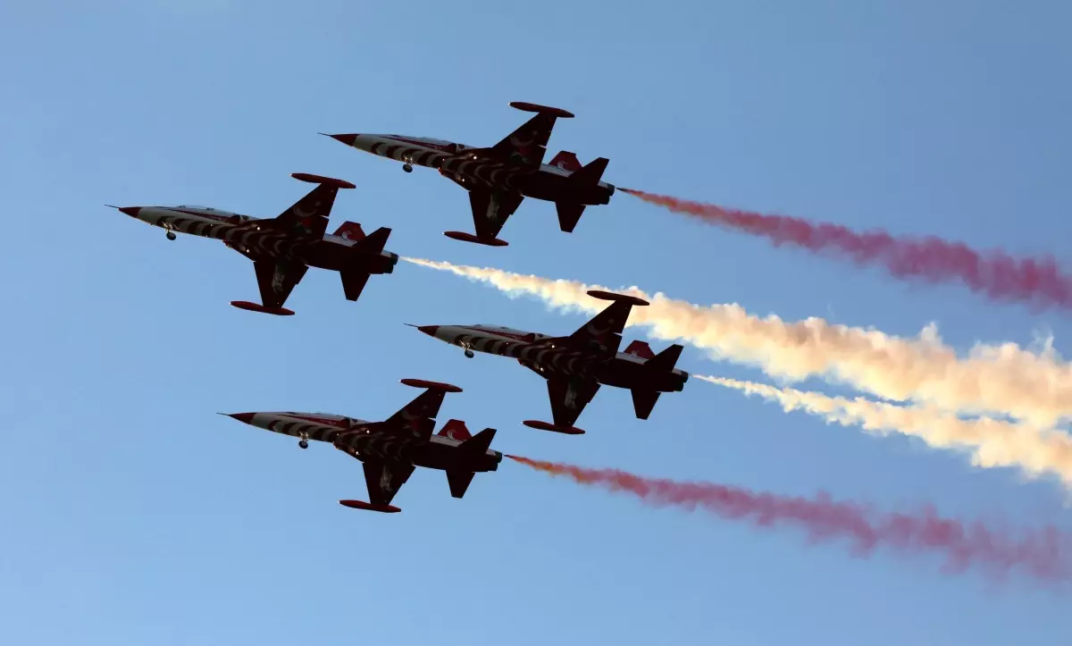 Türk Yıldızları'ndan Şehit Pilot Burak Gençcelep Anısına Unutulmaz Gösteri