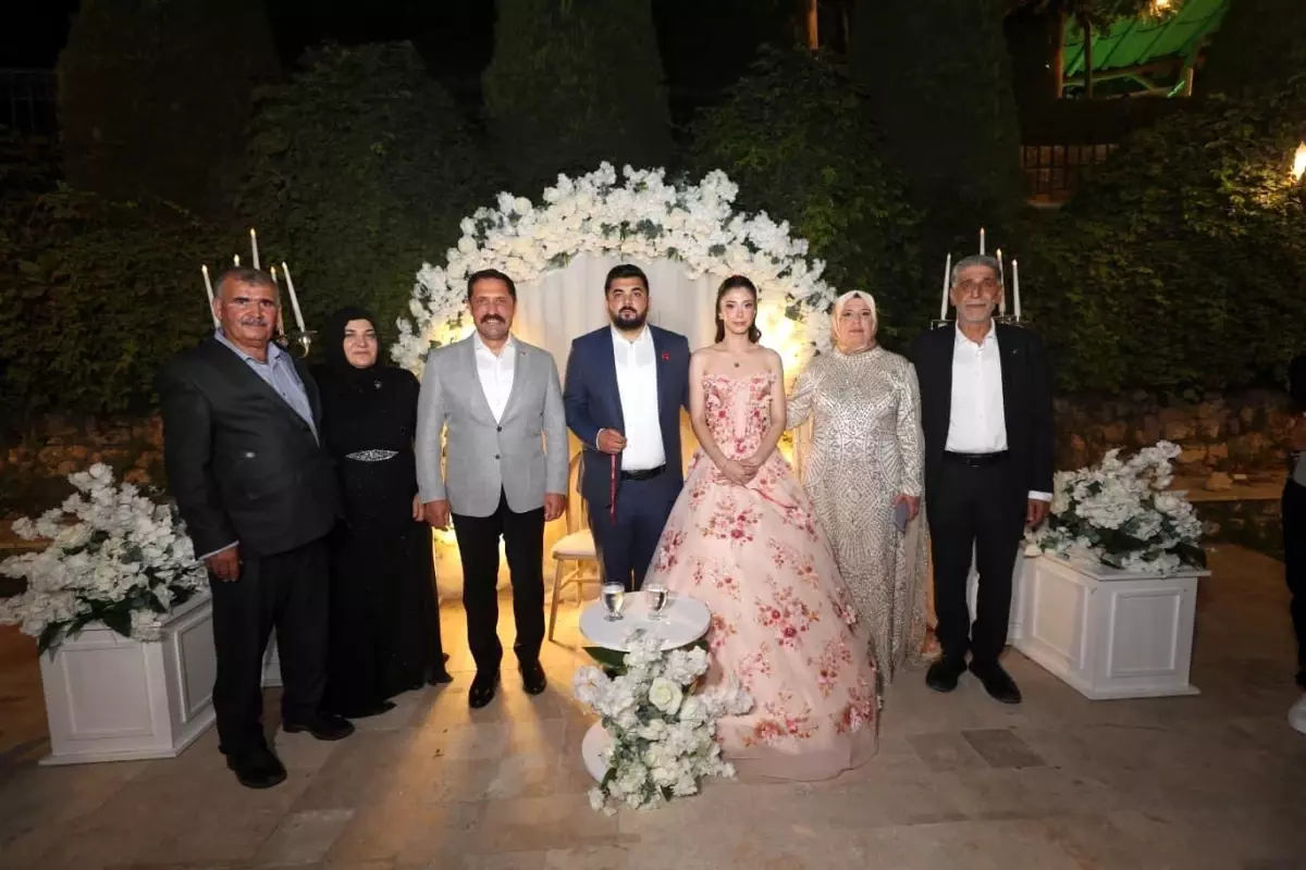 Hatay Valisi, Gazeteci Çiftinin Nişan Törenine Katıldı