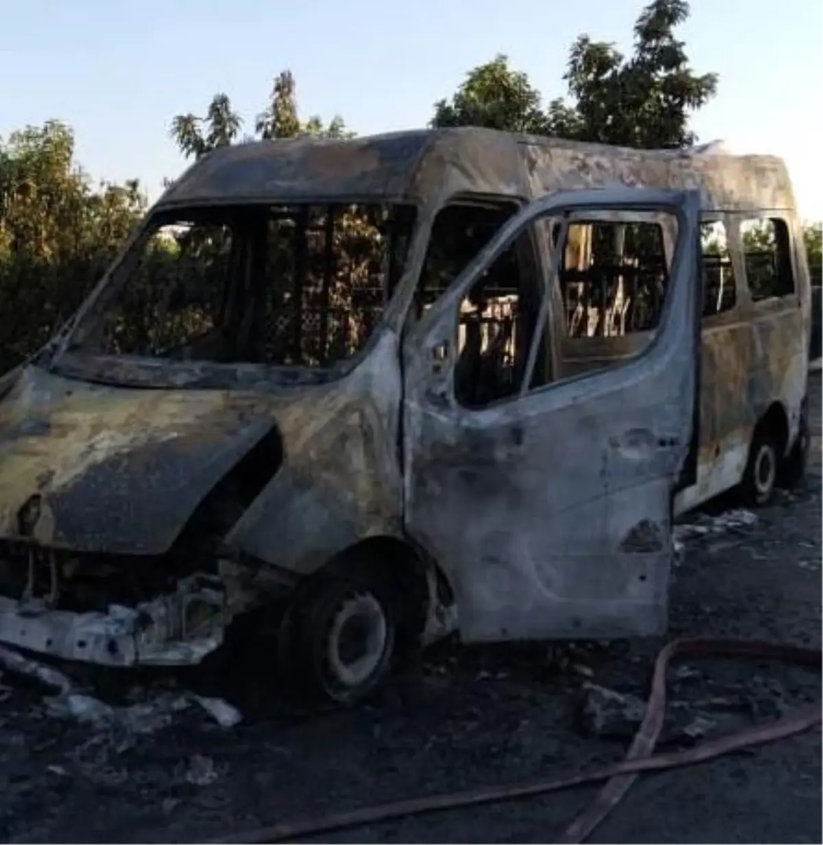 Mersin'de Minibüs Yangını: Araç Kullanılamaz Hale Geldi