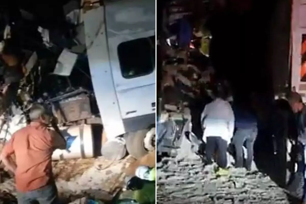Yolcu otobüsüyle kamyon çarpıştı: 11 ölü 45 yaralı