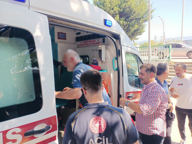 Yolcusunu demir sopa ile kovaladı, polisleri görünce bıçağını boynuna dayadı