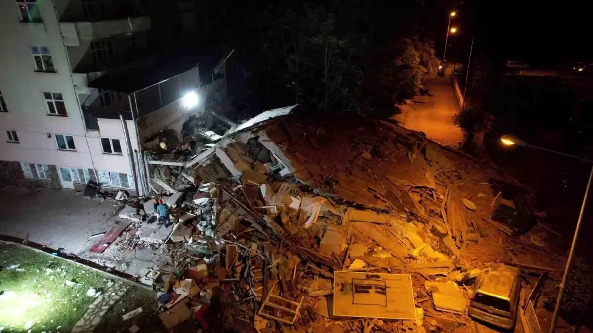Balıkesir'de Deprem Sonrası Enkaz Çalışmaları Havadan Görüntülendi